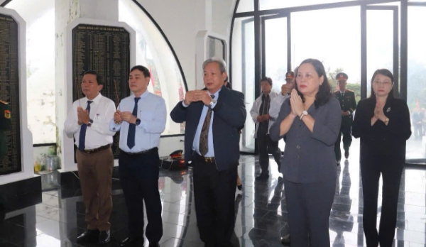 Hình ảnh cho bài viết Phú Hòa: dâng hương tưởng niệm anh hùng liệt sĩ và gặp mặt kỷ niệm 80 năm Ngày thành lập Quân đội nhân dân Việt Nam